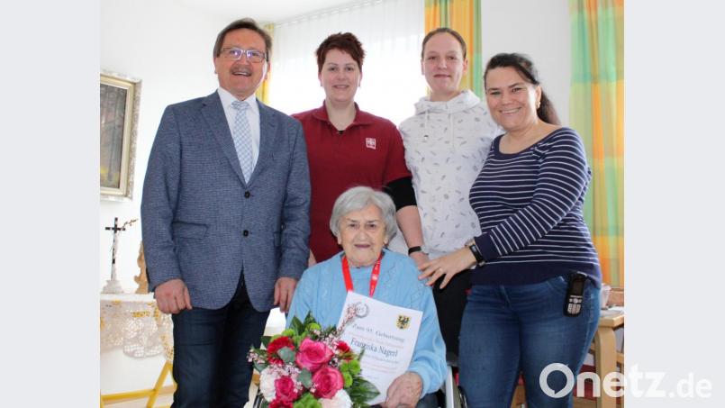 Ihren 95. Geburtstag feiert Franziska Nagerl. Auf dem Bild Bürgermeister Hans Donko (links) und Pflegedienstleiterin Manuela Hirschmann (zweite von links) mit dem Pflegeteam des Caritas-Altenheims. Bild: njn