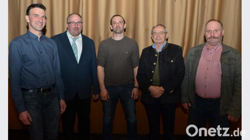Aufsichtsratsvorsitzender Martin Reber, Vorstandsvorsitzender Franz Nickl, (beides Landwirte aus der Gemeinde Georgenberg) Landwirt Wolfgang Gmeiner aus Oberbernrieth, Hubert Schmid, Geschäftsführer der Molkereigenossenschaft Pleystein und Landwirt Josef Schatz (von links nach rechts) setzen sich auch in den nächsten Jahren mit weiteren Mitstreitern für die Milchbauern in der Region ein. Bild: dob