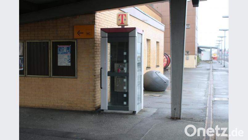 So wie die Telefonzelle am Bahnsteig in Weiden waren die kleinen Häuschen einst überall verteilt. Heute werden sie kaum noch genutzt und verschwinden immer mehr. Bild: sne