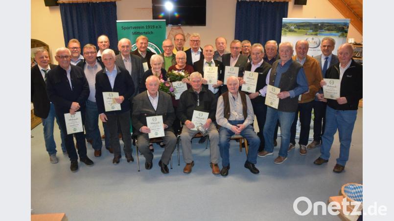 Zahlreiche Mitglieder des SV Mitterteich wurden für 50-, 60- und 65-jährige Treue zum Verein ausgezeichnet. Ihnen gratulierten SV-Vorsitzender Roland Eckert (links) und Bürgermeister Roland Grillmeier (Zweiter von rechts). Bild: jr