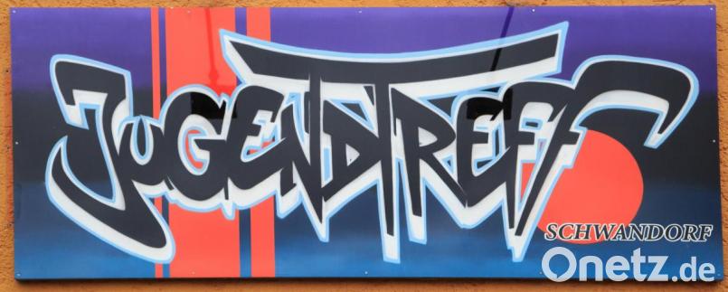 Der Jugendtreff in Krondorf ist wegen Schimmelbelastung des Gebäudes zu. Ausweichquartier sollen die ehemalige Sparkasse in Fronberg und der benachbarte Sperl-Stadel werden. Bild: Hösamer