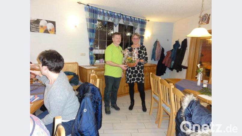 Vorsitzender Josef Höllerl dankt Kräuterpädagogin Karin Holleis mit einem Geschenk für ihren Vortrag. Bild: jhö