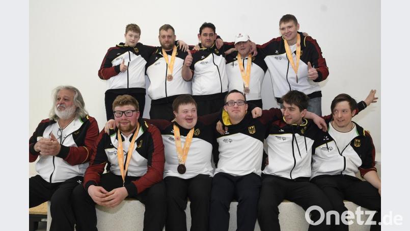 Sie haben es geschafft. Die Lebenshilfe-Basketballer werden wie die Champions in den Jurawerkstätten Amberg-Sulzbach gefeiert. Bild: Petra Hartl