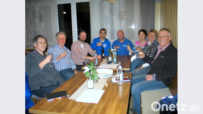 Der SVI bekommt mit den Radlern eine neue Abteilung, der Monika Kainz (Zweite von rechts) vorsteht. Zur Gründung heben Bernhard Eberhard, Gerhard Kainz, Mathias Ehbauer, Stefan König, SVI-Vorsitzender Jürgen Lautner, Karin König und Bernhard Kreuzer das Glas. Bild: bkr