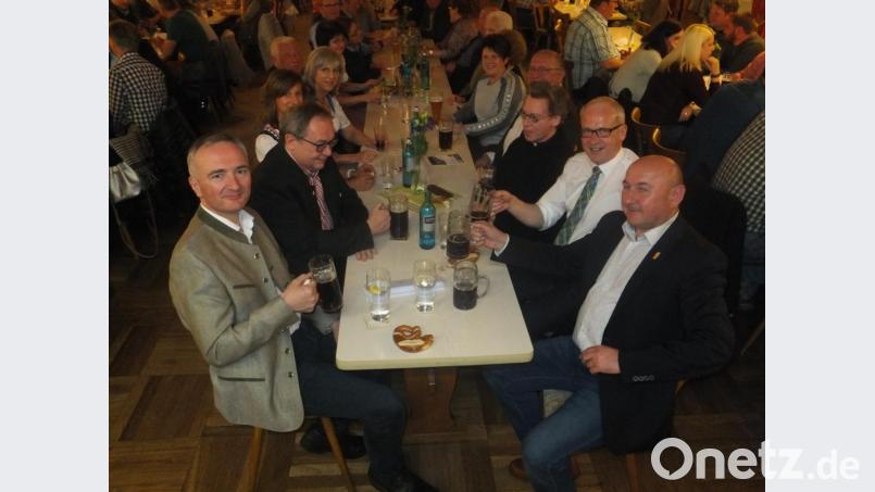 Sowohl die politische als auch die geistliche Prominenz genoss den unterhaltsamen Bockbierabend. Bild: ibj