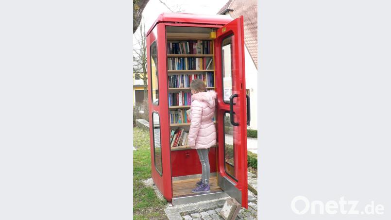 Nach der Ausmusterung aus dem Telefondienst hat die Telefonzelle in Kirchenthumbach neben einem neuen Anstrich eine neue Aufgabe bekommen. Jung und Alt können sich dort kostenlos an Büchern bedienen und anbieten. &quot;Das Interesse der Bevölkerung ist groß&quot;, sagt Jan Wiltsch. Bild: lep