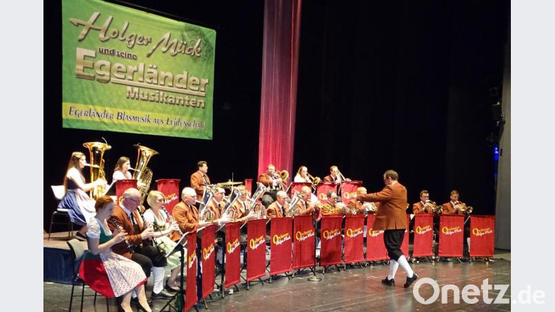 Blasmusik aus Leidenschaft, die unter die Haut geht. Das bot das Orchester „Holger Mück und seine Egerländer Musikanten“ in der fast ausverkauften Max-Reger-Halle. Bild: Dobmeier