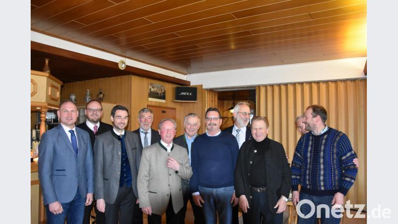 Naturpark-Geschäftsführer Martin Koppmann (Zweiter von rechts) und Vorsitzender Andreas Meier (Zweiter von links) freuen sich, dass Gründungsmitglieder des Vereins weiterhin mitmachen. Bild: phs