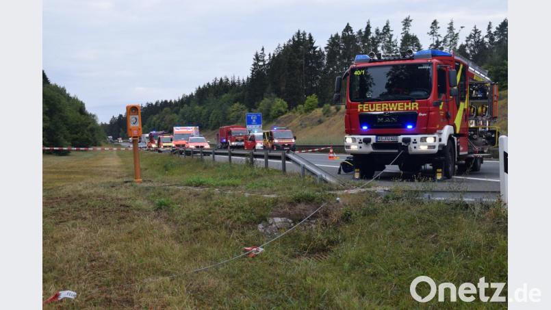 Bei vielen schweren Einsätzen habe sich das neue Hilfeleistungslöschfahrzeug (HLF) 20 bereits bewährt, erklärt Kommandant Thorsten Michel bei der Jahresversammlung der Feuerwehr Ursensollen. Das Bild zeigt einen Einsatz auf der A6, bei der eine Person im Auto eingeklemmt war. Bild: exb
