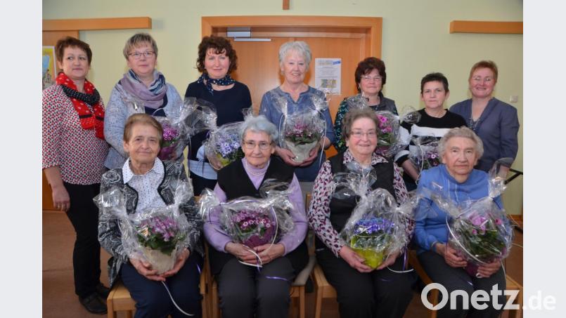 Passend zum Frühling gab es von der neuen Vorsitzenden Lydia Gajan (hinten, rechts) Blumen für langjährige Mitglieder. Darunter Lilli Lang (sitzend, rechts), die vor 55 Jahren in die Gemeinschaft eintrat und die Ehrung auch höchstpersönlich in Empfang nahm. Bild: dob