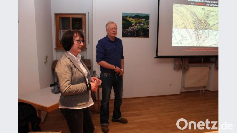 Die Vorsitzende der Katholischen Landvolkbewegung, Margarete Hiereth begrüßt
Archäologe Mathias Hensch zum Vortrag im Pfarrheim. Bild: aun