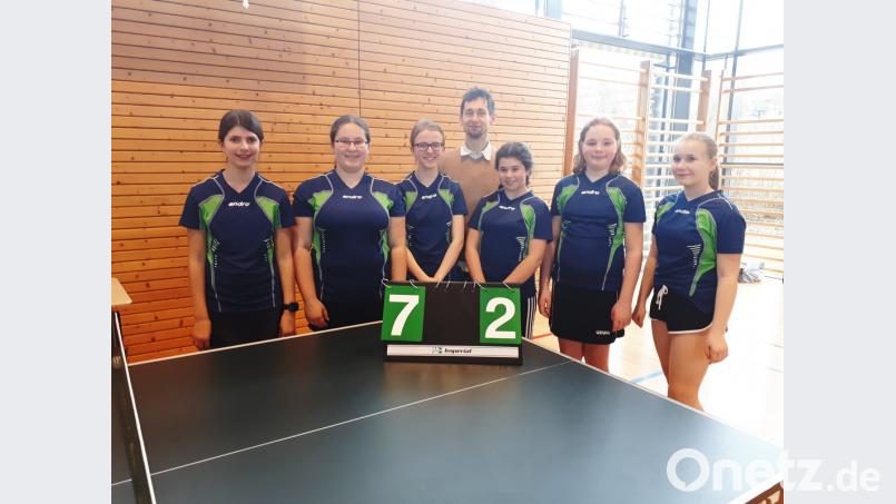 Sophia Ziegler, Sophie Wild, Sabine Näger, Alexa Hösl, Anna-Lena Luber und Hanna Pröls (von links) vom Johann-Andreas-Schmeller-Gymnasium gewannen in Seubersdorf die Bayerische Meisterschaft im Schulsporttischtennis. Betreut wurde das Team von Matthias Fischer. Bild: exb