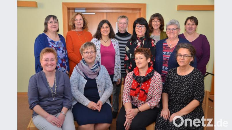 Lydia Gajan (sitzend, links) steht nun an erster Stelle beim Evangelischen Frauenbund. Zur engeren Vorstandschaft gehören auch Stellvertreterin Karin Wappmann (sitzend, Zweite von links) und Lore Marko aus Moosbach (sitzend, Zweite von rechts), die sich um die Kassenführung kümmert. Bild: dob