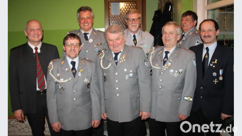 Bürgermeister Walter Schauer, SRK-Vorsitzender Ulrich Knoch (von links) und stellvertretender BSB-Kreisvorsitzender Hans Schießl (rechts) ehren die Schützen (ab Dritten von links) Karl-Heinz Trägler, Peter Windschüttl, Josef Paschke, Werner Schwendner und Michael Fuchs. Bild: dl