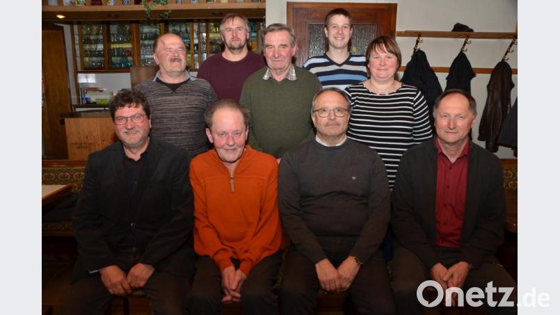 (Von links nach rechts) Johann Wiesent ist wieder Ortsvorsitzender der CSU. Andreas Kiesl (Stellvertreter), Hans-Werner Anzer (Kassier) und Richard Troglauer (Schriftführer) unterstützen ihn . Thomas Ertl (hintere Reihe, rechts) trat neu in den Ortsverband ein und wurde sogleich in das Vorstandsgremium gewählt. Bild: dob
