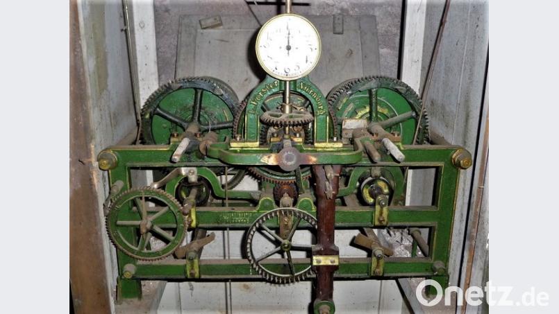 Bernd Bauer vom OWV hat das alte Gangwerk der Kirchturmuhr aus dem Jahr 1923 schon mal von Dreck und Spinnweben befreit. Er hätte es gerne frisch renoviert und funktionsfähig an einem passenden Standort für die Öffentlichkeit sichtbar platziert. Bild: exb