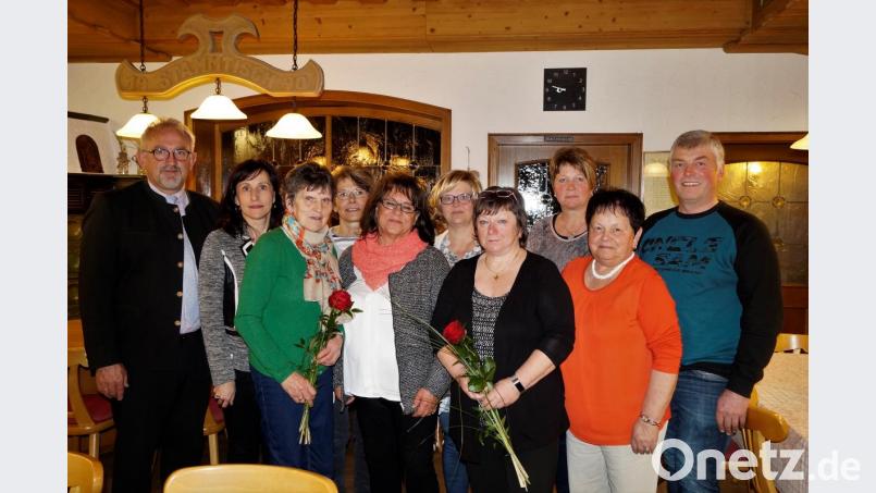 Bürgermeister Rudolf Schopper und FU-Kreisvorsitzende Tanja Schiffmann gratulieren Fanny Würth und Monika Stubenrauch (mit Rose) sowie Vorsitzender Martina Kraus (Mitte) mit CSU-Vorsitzendem Josef Beck (rechts). Bild: arw