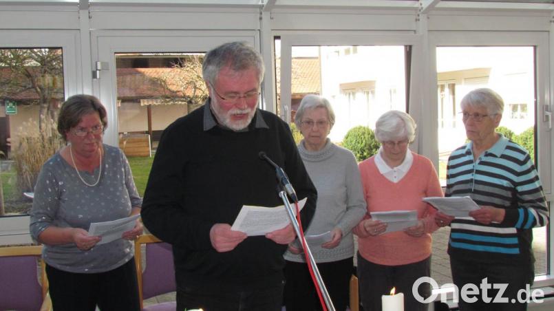 Die Zuwendung Gottes befähige den Menschen, andere zu lieben – unter diesem Motto stand die Agapefeier im Altenheim St. Josef, unter anderem mit Juliane Götz (von links), Stadtpfarrer Edmund Prechtl, Marianne Gottschalk, Herta Kellner sowie Irene Kormann. Bild: is