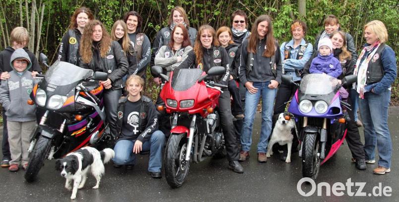 Von wegen Biken ist reine Männersache – die Mitglieder der „Wild Roses“ sind auf ihren heißen Öfen sowie mit Kind und Kegel unterwegs. Bild: lst