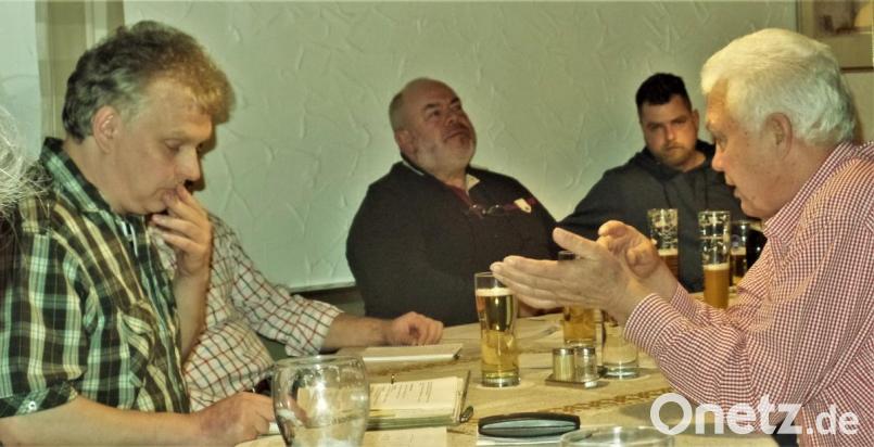 Bei der Jahreshauptversammlung haben Vorsitzender Reiner Kunkel (links) und Alois Habeck, der Vorsitzende des Bayerischen Imkerverbands im Kreisverband Weiden (rechts), eine ganze Themenpalette mit den Mitgliedern zu besprechen. Bild: jml