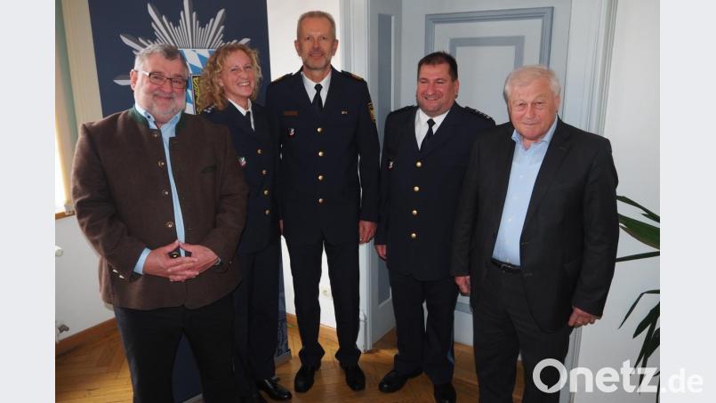 Auf dem Chefposten bei der Polizei in Nabburg nimmt ab April Sabine Roidl Platz. Ihr Vorgänger Roland Heldwein, wird Dienststellenleiter in Waldsassen. Bei einer Feierstunde in Nabburg begleitete Polizei-Vizepräsident Thomas Schöniger (Mitte) den Wechsel zusammen mit den Bürgermeistern Armin Schärtl (links) und Johann Wilhelm (rechts).