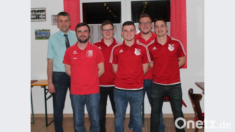 Dritter Bürgermeister Franz Schöner (links) mit einigen Mitgliedern der neu gewählten Vorstandschaft: Neuer Schriftführer Mario Franz (Zweiter von links), neuer zweiter Vorsitzender Christian Beer (Dritter von links), neuer Spartenleiter Fußball Marco Sporrer (Vierter von links), neuer erster Vorsitzender Stefan Riedl (Zweiter von rechts) und neuer Kassier Dominik Beer (rechts). Bild: Susanne Forster