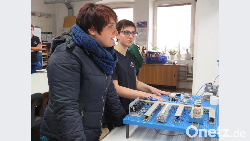 Landtagsabgeordnete Anna Toman (links) spricht lange mit Azubi Anna Lorenz. Die Politikerin freut sich, hier ein Mädchen vorzufinden, das sich für einen Männerberuf stark macht. Bild: ubb