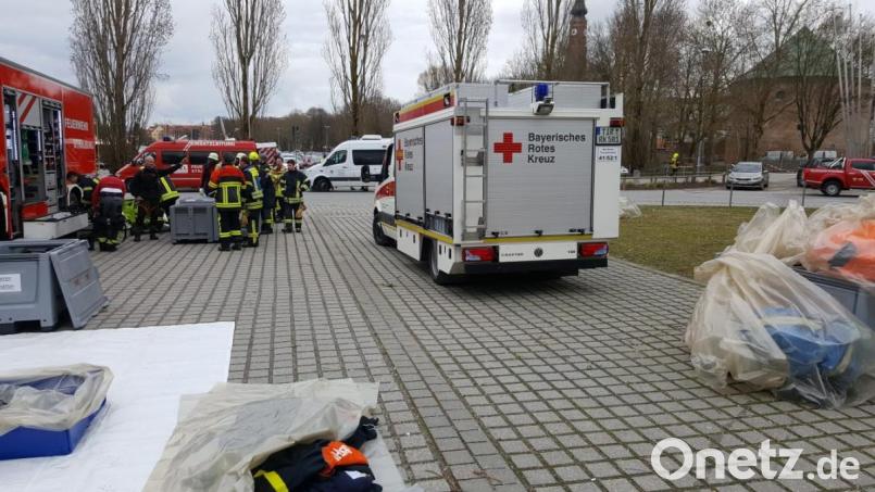 Kräfte der BRK Bereitschaft Kemnath beim Einsatz nach dem Gefahrstoffunfall an der Straubinger Eishalle. Bild: mde