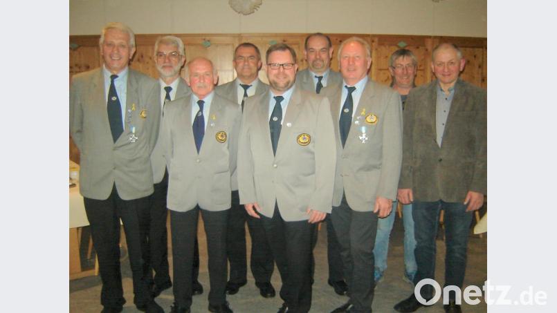 Zweiter Bürgermeister Franz Weiß (rechts) gratuliert nach den Wahlen dem Vorstand (von links): Vorsitzender Hubert Eckl, Helmut Hirn, Reinhold Escherl, Alfred Pröm, Daniel Rupprecht, Michael Meiler, Albert Freundorfer und Franz Scharl. Bild: bas