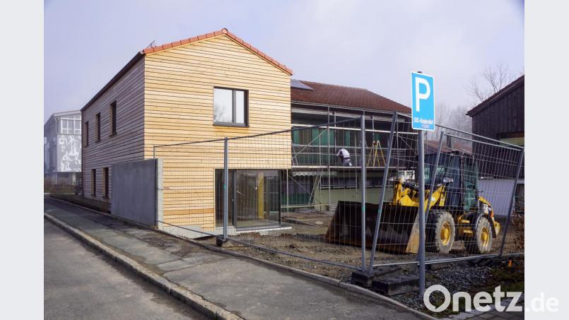 Handwerker brachten machten noch bis kurz vor der Eröffnung das Haus Nummer 10 mit seinem Erweiterungsbau bezugsfertig. Bild: bkr