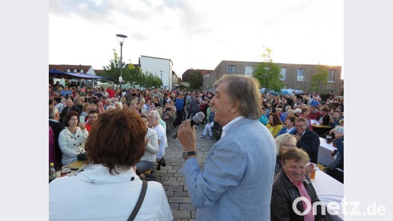 Mitten im Publikum sang sich Bata Illic im Jahr 2017 zurück in die Herzen seiner einstigen Fans aus der legendären Hitparadenzeit,. Jetzt ist er 78 Jahre alt und wird immer noch frenetisch gefeiert auf internaitonalen Bühnen. Bild: ubb