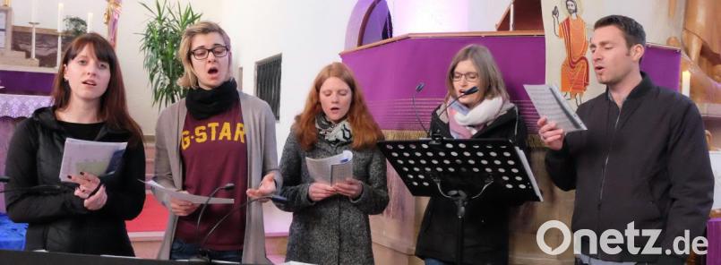 Daniel Markgraf (rechts) leitete die Gesangsgruppe „Zeitlos“ aus Stulln. Bild: ohr