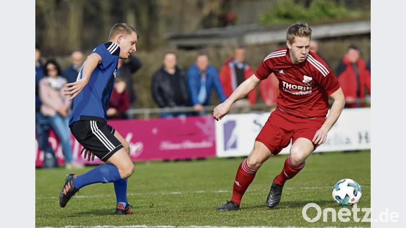 Gegen die SpVgg Pfreimd – hier eine Szene mit Florian Rupprecht (Weiden, links) gegen Dennis Lobinger (Pfreimd, rechts) – erzielte die SpVgg SV Weiden erst in der 85. Minute durch Ismail Morina den 2:1-Siegtreffer. In der Partie gegen den TSV Kareth-Lappersdorf am Freitag fordert Trainer Andreas Scheler, das Spiel schon früher zu entscheiden. Bild: Alfred Schwarzmeier