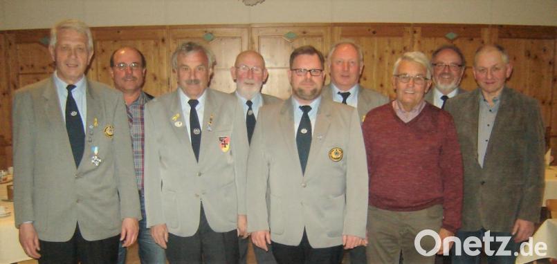 Vorsitzender Hubert Eckl (links) und Zweiter Bürgermeister Franz Weiß (rechts) zeichnen langjährige Mitglieder der KSK aus (von links): Gerhard Wesnitzer, Wolfgang Richthammer, Franz Demleitner, Daniel Rupprecht, Albert Freundorfer, Max Straller und Hubert Basler. Bild: bas