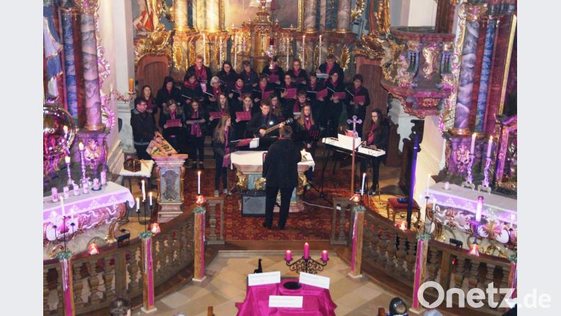 Der Chor „Ganz und Gar“ mit Leiterin Anita Forster schenkte den Besuchern eine kostbare und musikalische Auszeit. Das Kirchenschiff erstrahlte dabei in violettem Licht. Bild: weu