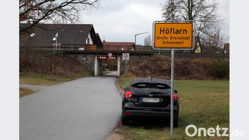 Die Unterführung zwischen Wackersdorfer Straße und Höflarn (Bild) wird durch die Bahn saniert. Die Stadt will sich an den Kosten beteiligen. Die Durchfahrt soll breiter und höher werden. Bild: Hösamer