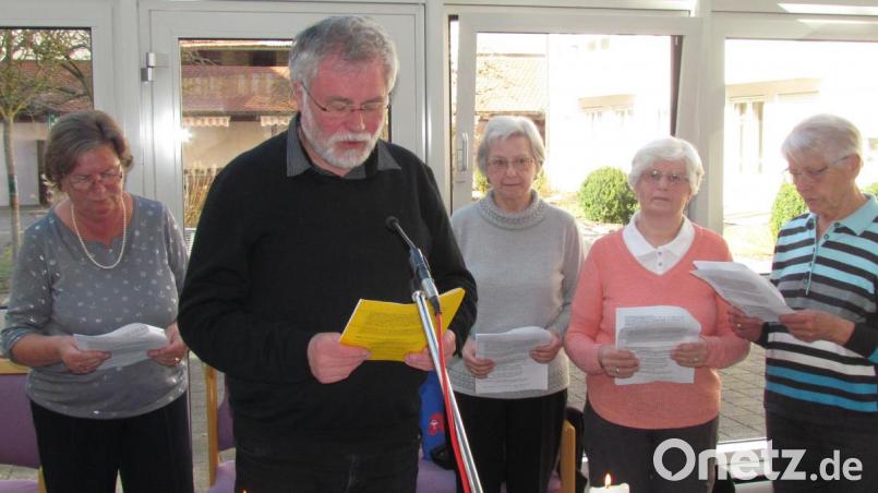 Nehmt einander an, wie der Herr es getan, unter diesem Motto stand die Agapefeier im Altenheim St. Josef
v.l.n.r.: Juliane Götz, Stadtpfarrer Edmund Prechtl, Marianne Gottschalk, Herta Kellner, Irene Kormann. Bild: is