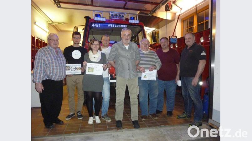 Vorsitzender Willi Kraus (links) und zweiter Vorsitzender Franz Wenning (rechts) mit den Gewinnern des Preisschafkopfs der Feuerwehr (von links) Nico Haberkorn, Pfaben, Carina Janner, Johannes Murr, Franz Bauer jun., Alfons Trißl und Alfons Janner. Bild: njn