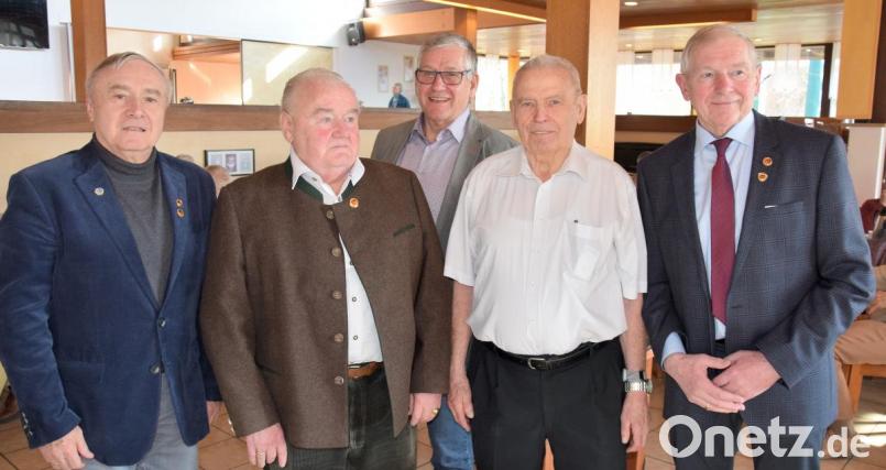 Seit 60 Jahren zählt Josef Adamiok (Zweiter von rechts) zum Kreis der Standortkameradschaft, seit 50 Jahren ist Georg Roth (Zweiter von links) dabei. Dazu gratulieren der stellvertretende Vorsitzende Franz Schraymayr (links), Vorsitzender Heinrich Herbort (rechts) und der FÖG-Servicebeauftragte Ullrich Seelmann (hinten). Bild: bö