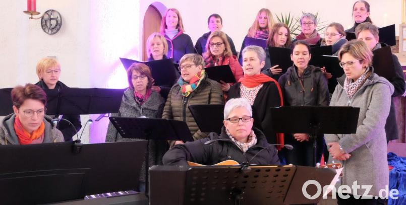 Die Gesangsgruppen „Glorificamus“ aus Fensterbach (Bild) unter der Leitung von Birgit Ries (links) und „Zeitlos“ gestalteten gemeinsam „Evensong“ – eine gesungene Feier nach dem Ritus der anglikanischen Kirche – in der St.Barbara-Kirche in Stulln. Bild: ohr
