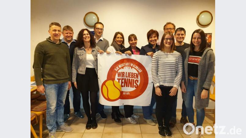 Die Mitglieder um Marcel Wollmann (Vierter von links) leiten die Tennisabteilung der DJK Neustadt. Bild: exb