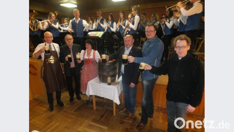 Zur Musik der Hahnbacher Marktbläser stießen Bürgermeister Bernhard Lindner, Altbürgermeister Hans Kummert, Birgit Reichl, CSU-Ortsvorsitzender Georg Götz, stellvertretender CSU-Kreisvorsitzender Dr. Patrick Fröhlich und Pfarrer Dr. Christian Schulz auf einen schönen Abend an. Bild: ibj