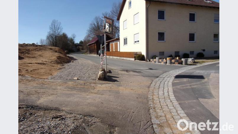 Die Einmündung Willhofer Straße in die Siegelsdorfer Straße ist für große Erntefahrzeuge nur schwer passierbar. Jetzt wird sie verkehrsgerecht verbreitert. Bild: bnr