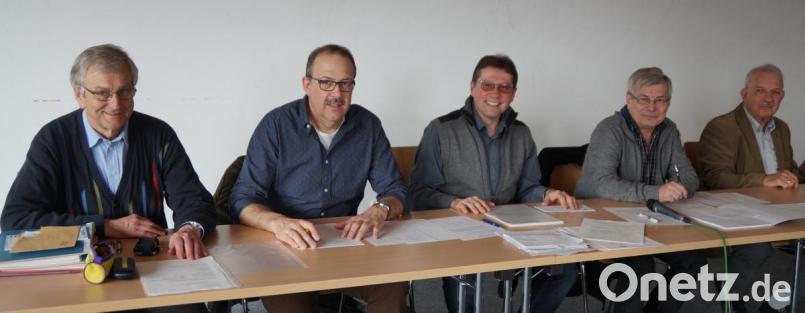 An der Spitze des Kreisverbandes der Imker steht ab April der neue Vorsitzende Alois Bauer (Zweiter von links). Mitstreiter im Vorstand sind (von links) Kassier Hermann Erl, zweiter Vorsitzender Michael Völkl, Emmeram Holzgartner und Schriftführer Manfred Renz. Bild: weu