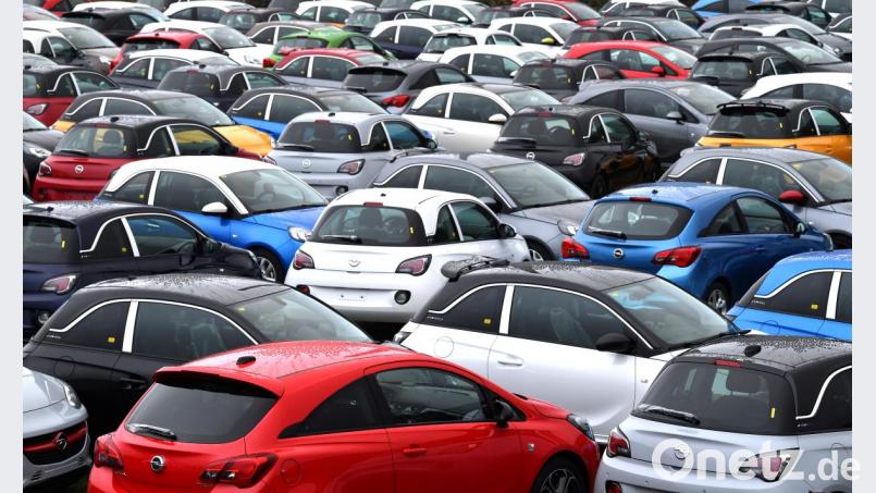 Die meisten neuen Autos in Deutschland sind grau, schwarz oder weiß. Sehr zum Leidwesen unserer Autorin. Bild:  Martin Schutt/ZB/dpa