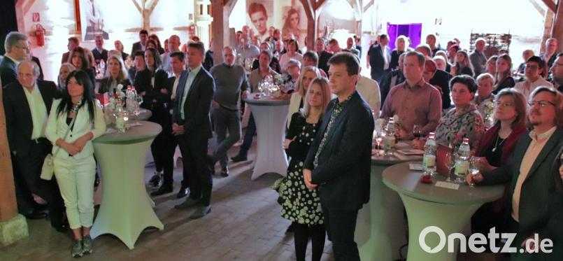 An Stehtischen erwartete die Gäste im Sperl-Stadl ein mehrgängiges Menue, das von der Küche des Restaurants &quot;Hufschmiede&quot; zubereitet wurde, auf der Bühne machte die Phil-Seccer-Band die Musik dazu. Bild: td