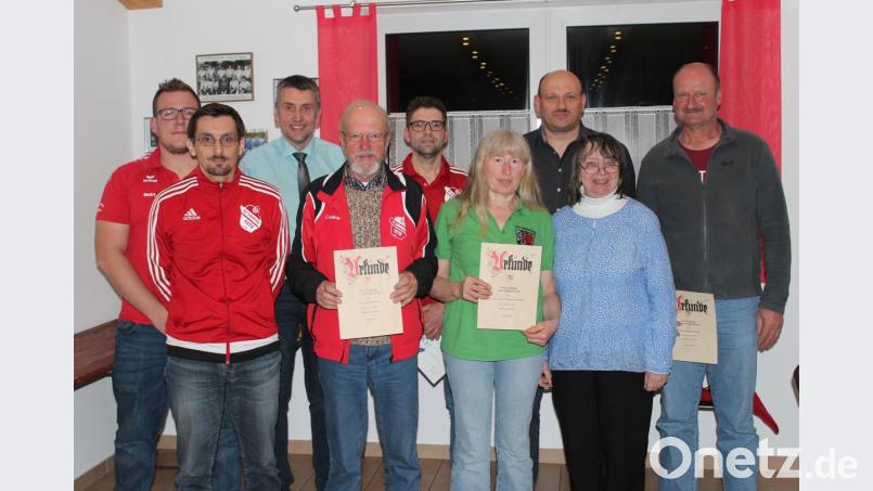 Frisch gebackener erster Vorsitzender Stefan Riedl (von links), ehemaliger erster Vorsitzender Danny Zintl und dritter Bürgermeister Franz Schöner freuen sich mit Josef Meißner über 30 Jahre, Jürgen Löw über 40 Jahre, Rosemarie Meißner über 20 Jahre sowie Marcus Kilian und Peter Zeislmeier (rechts) über 40 Jahre Mitgliedschaft. Mit auf dem Foto ist außerdem Platzkassier Renate Mühlenbeck (Zweite von rechts), die das Amt auch zukünftig ausführt. Bild: Susanne Forster
