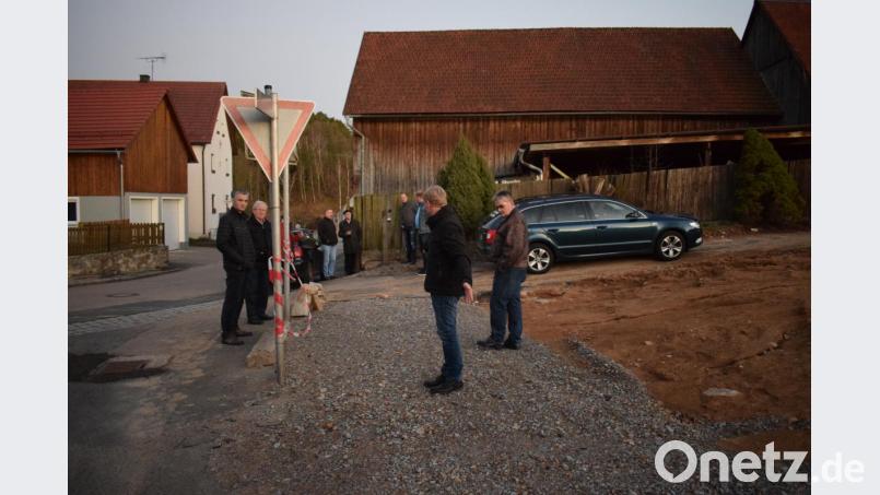 Im Ortsteil Fronhof machte sich der Gemeinderat ein Bild vom Zustand der Straßen. Zwei Verbesserungen sind geplant. Bild: bnr