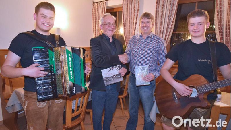 Ortsheimatpfleger Richard Koller (Zweiter von rechts) überreichte an Kreisheimatpfleger Dieter Dörner ein historisches Buch über Illschwang und einen Gutschein. Mit auf dem Foto ist die Geiwagl-Musi. Bild: no