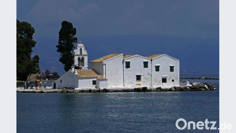 Die Insel Vlacherna auf Korfu mit der Mäuseinsel und der kleinen Klosterkirche. Repro: dob